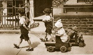 Niños jugando en la calle: niños tirando de carros